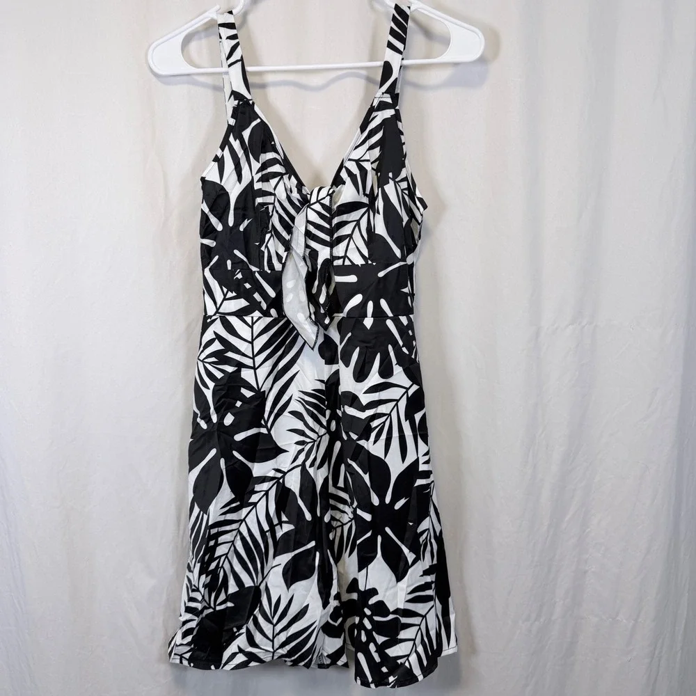 CUPSHE Romper Tropical Palm Leaf‎ Black White Tie Front V Neck Medium